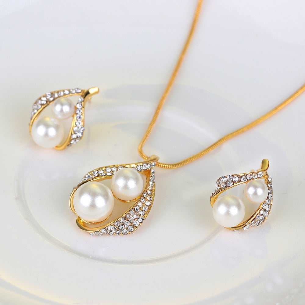 Women Three-piece Set Of Earrings Necklaces Rings And Pearls