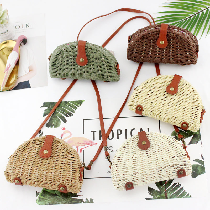 Semicircular mini straw bag